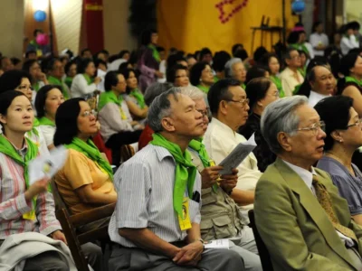 Des-catholiques-retrouvent-occasion-fete-Eglise-Vietnam-dans-leur-paroisse-Paris_1