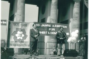Thierry Oppikofer et Luy à la porte de Brandebourg / Berlin 1995