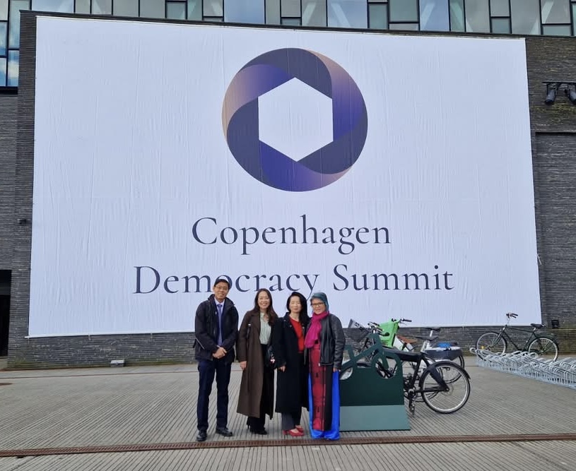 Participation au Sommet de Copenhague sur la Démocratie et au Congrès Mondial de la Liberté.
