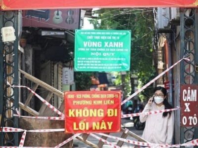 Une image contradictoire qui vaut mille mots ( de haut en bas) : Fêtons le Parti et le printemps -zone non contaminée par le virus-Entrée interdite.
