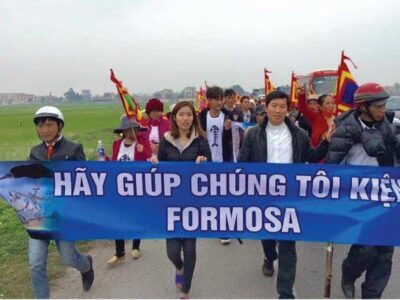 pere-Thuc-et-manifestants-1