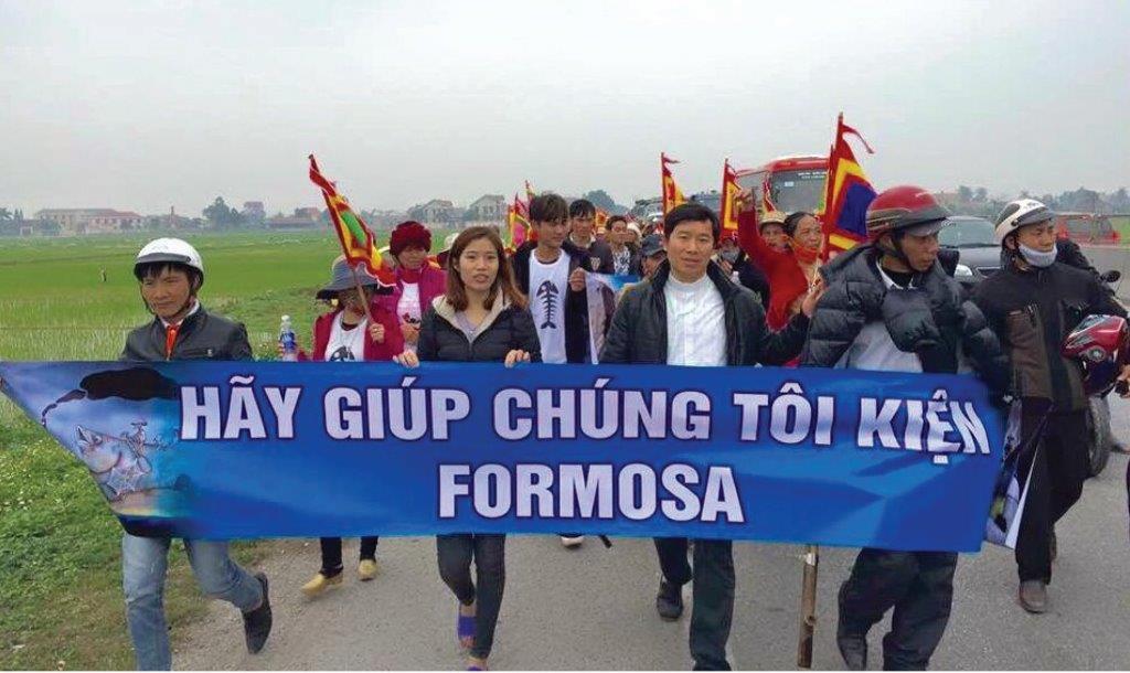 père Thuc et manifestants